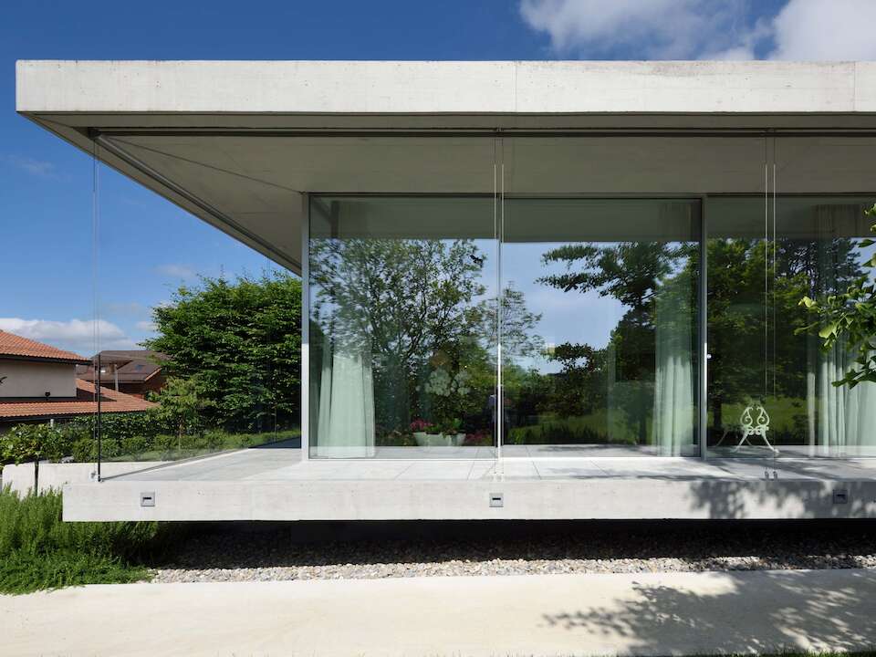 Rectilinear glass house combines flat roof with large windows